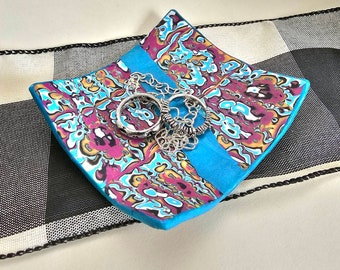 Plato de baratija/tazón de anillo - Bandeja decorativa de arcilla polimérica hecha a mano cuadrada utilizada para guardar artículos pequeños - joyas, pulseras, amuletos