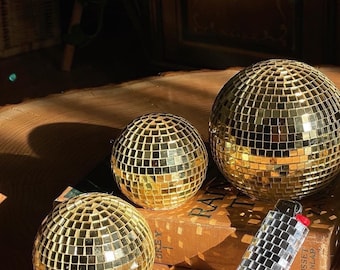 Bola de discoteca de mesa dorada de 2" - Bola de discoteca pequeña, centro de mesa, decoraciones de bolas de discoteca, decoración retro, arte de estante, alta calidad