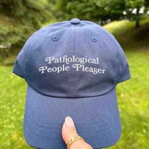 Gorra de papá con mensaje "Patological People Pleaser", gorra de béisbol bordada, divertida gorra de regalo para mujer, gorra de béisbol bordada con tipografía, gorra de béisbol moderna.