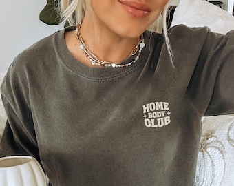 Koszulka Home Body Club | Przytulna koszulka introwertyczna w komfortowych kolorach | Minimalistyczna koszulka z typografią – prezent dla niej | Pomysł na prezent dla introwertyka – koszulka z kieszonką