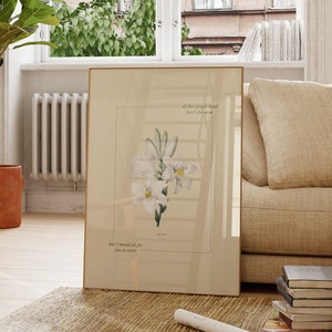 Pu&ograve; includere: Una stampa incorniciata con un'illustrazione di un fiore bianco e il testo "All these people think love's for forever, but I would die for you in secret."