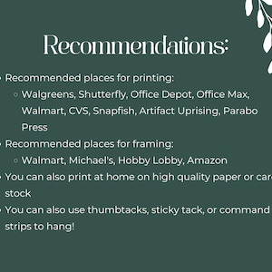 Pu&ograve; includere: Uno sfondo verde con testo bianco che elenca i consigli per la stampa e l'incorniciatura di foto. Il testo include un elenco di negozi come Walgreens, Shutterfly, Office Depot, Office Max, Walmart, CVS, Snapfish, Artifact Uprising, Parabo Press, Michael's, Hobby Lobby e Amazon.