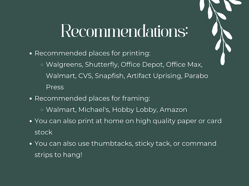 Pu&ograve; includere: Uno sfondo verde con testo bianco che elenca i consigli per la stampa e l'incorniciatura di foto. Il testo include un elenco di negozi come Walgreens, Shutterfly, Office Depot, Office Max, Walmart, CVS, Snapfish, Artifact Uprising, Parabo Press, Michael's, Hobby Lobby e Amazon.