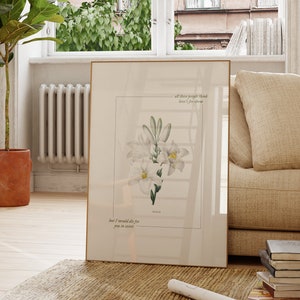 Pu&ograve; includere: Una stampa incorniciata con un'illustrazione di un fiore bianco e una citazione che recita "Tutte queste persone pensano che l'amore sia per lo spettacolo, ma io morirei per te in segreto."