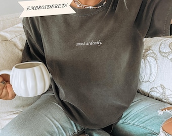 Camisa bordada "Orgullo y prejuicio", colores muy cómodos, bordado minimalista, cita literaria de Jane Austen y Mr Darcy.