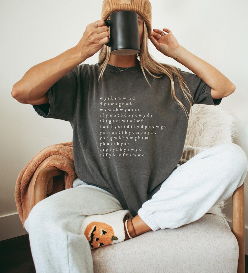 K&ouml;nnte beinhalten: Ein dunkelgraues T-Shirt mit wei&szlig;em Text, der "wysbswwmd dyswag uob wywab yascs ifyywatbdaycwdi aisgrciwsoiwf iwdffysididaydpbywgt ysiiasttb ycmp ayrc ysn gwbbywgbtm ykotsbysp aipsyhbyawy d aifybinftsm wel" lautet.