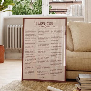Könnte beinhalten: Ein gerahmter Druck mit dem Text "I Love You" und Zitaten aus Büchern. Der Druck hat einen braunen Rahmen und wird an einer Wand neben einem beigen Sofa und einem Fenster angezeigt.