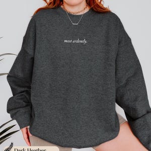 Sudadera de cuello redondo con bordados de gran pasión / Orgullo y prejuicio, regalo de Jane Austen, sudadera literaria, regalo romántico para amantes de los libros imagen 8