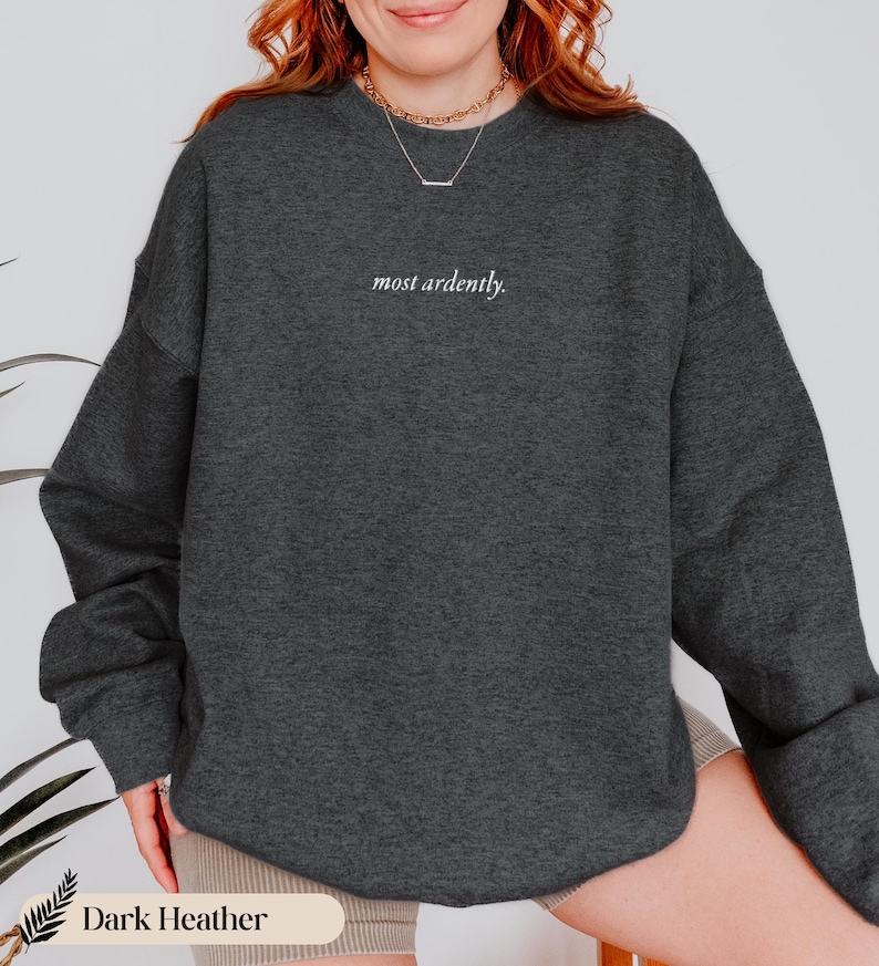 Sudadera de cuello redondo con bordados de gran pasión / Orgullo y prejuicio, regalo de Jane Austen, sudadera literaria, regalo romántico para amantes de los libros imagen 8