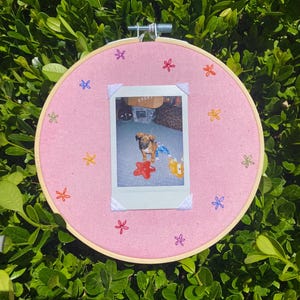 Hand genähter Polaroid Bilderrahmen Regenbogen gänseblümchen gestickt instax Mini Display Unikat Geschenk rosa Tie Dye Aquarell