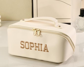 Trousse de maquillage personnalisée en cuir végétalien avec prénom brodé