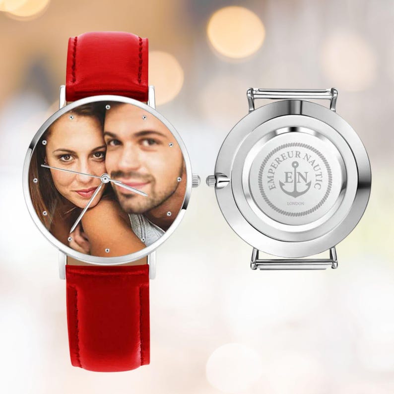 K&ouml;nnte beinhalten: Eine personalisierte Armbanduhr mit rotem Lederarmband. Das Zifferblatt zeigt ein Foto eines Paares. Auf der R&uuml;ckseite der Uhr steht "EMPEREUR NAUTIC" um ein Ankersymbol.