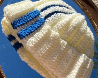 Gorro blanco con rayas azules