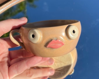 Taza pequeña criatura hecha a mano