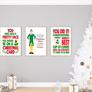 Könnte beinhalten: Drei druckbare Weihnachtskarten mit Buddy dem Elfen aus dem Film Elf. Die erste Karte sagt "Du hast so ein hübsches Gesicht, du solltest auf einer Weihnachtskarte sein". Die zweite Karte sagt "Der beste Weg, Weihnachtsfreude zu verbreiten, ist, laut für alle zu singen, die es hören können". Die dritte Karte sagt "Du hast es geschafft! Herzlichen Glückwunsch! Der beste Kaffee der Welt! Großartige Arbeit, alle! Es ist toll, hier zu sein!"