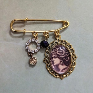 Handmade Medusa Cameo Brooch – Vintage-Inspired Jewelry for Her, Unique Mythical Gift, Gothic Accessory, Statement Pin for Everyday Wear