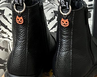 Cat-O-Lantern Boot Anhänger: Gruseliges Halloween Schuhzubehör