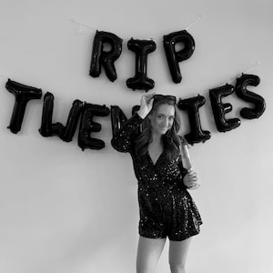 Muerte a mis veinteañeros Descansen en paz, años veinte Descansen en paz, años veinte Fiesta de cumpleaños Decoraciones de cumpleaños de Halloween Globos de cumpleaños negros Decoración de calavera gótica
