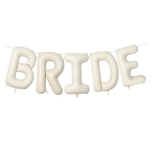 Peut inclure: Un ensemble de cinq ballons individuels en forme de lettres blanc cass&eacute;, enfil&eacute;s sur une fine ficelle blanche. Les ballons forment le mot BRIDE en lettres capitales. Chaque ballon pr&eacute;sente une finition mate lisse et un aspect gonfl&eacute;.