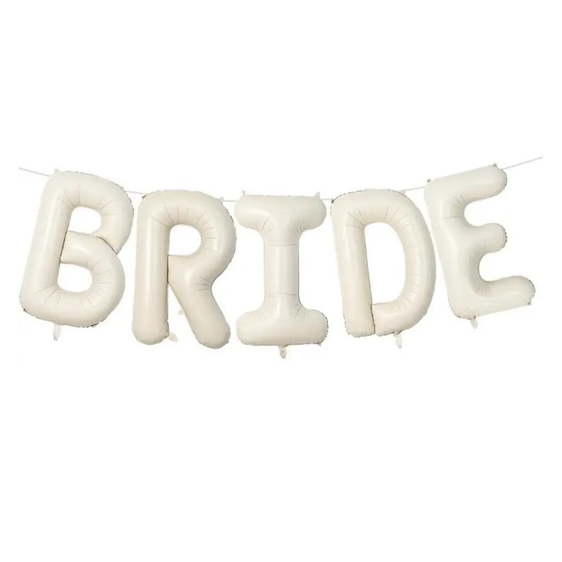 Peut inclure: Un ensemble de cinq ballons individuels en forme de lettres blanc cass&eacute;, enfil&eacute;s sur une fine ficelle blanche. Les ballons forment le mot BRIDE en lettres capitales. Chaque ballon pr&eacute;sente une finition mate lisse et un aspect gonfl&eacute;.