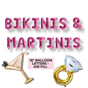 Könnte beinhalten: Rosa Folienballonbuchstaben, die "Bikinis & Martinis" buchstabieren, mit einem goldenen Martini-Glas und einem goldenen Ring mit einem Diamanten oben drauf. 40 cm Ballonbuchstaben - Luftfüllung.