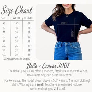 Pu&ograve; includere: Tabella delle taglie per le t-shirt Bella + Canvas 3001, che mostra le misure di larghezza e lunghezza in pollici per le taglie XS a 4XL. La tabella include una foto di un modello che indossa una t-shirt nera e jeans blu.