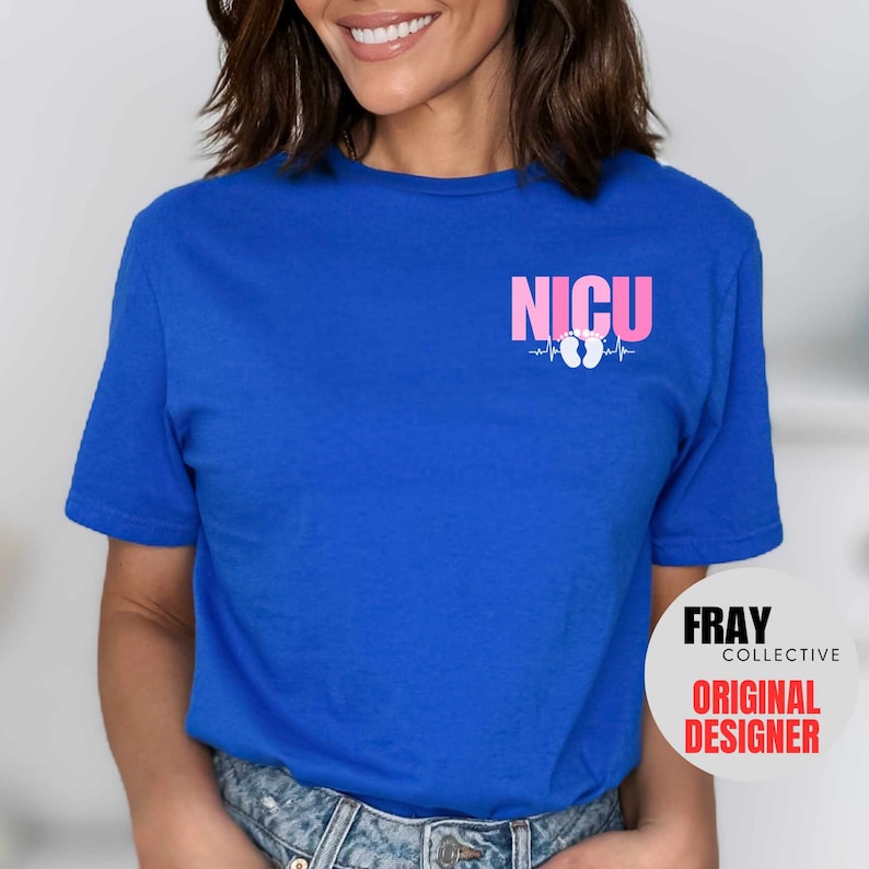 Pu&ograve; includere: Una t-shirt blu reale con il testo "NICU" in lettere rosa e una grafica di impronta di piede rosa con una linea di battito cardiaco. Il testo "FRAY COLLECTIVE ORIGINAL DESIGNER" &egrave; in lettere bianche su un cerchio nero nell'angolo in basso a destra dell'immagine.