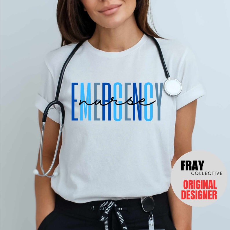 Puede incluir: Camiseta blanca con el texto "EMERGENCY nurse" en letras azules y grises. El texto est&aacute; apilado verticalmente con la palabra "nurse" escrita en cursiva. Un estetoscopio est&aacute; drapeado alrededor del cuello de la camiseta.