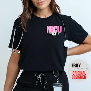 Pu&ograve; includere: Una maglietta nera con una grafica rosa che dice "NICU" con una linea di battito cardiaco e impronte di piedi rosa. La maglietta &egrave; indossata da una persona con uno stetoscopio intorno al collo.