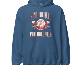 Może przedstawiać: Niebieska bluza z kapturem z napisem "RING THE BELL" w kolorze czerwonym i białym. Poniżej grafika baseballu i pałek, ze słowami "CITY OF BROTHERLY LOVE" i "PHILADELPHIA" w kolorze białym.
