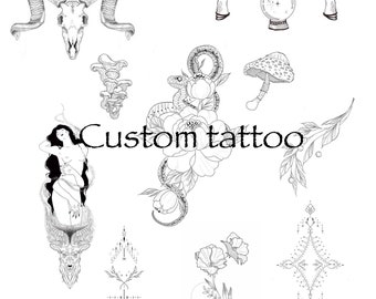 Pode incluir: Uma coleção de desenhos de tatuagem em preto e branco com um crânio, uma cobra, uma flor, um cogumelo, formas geométricas e uma mulher com cabelo comprido.