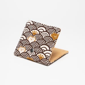 Porte-cartes en coton taïwanais fait main, doublure en daim, double compartiment, fermeture à pression sécurisée. Personnalisez votre style avec une élégance intemporelle