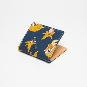 Porta carte di credito in cotone taiwanese fatto a mano, fodera in pelle scamosciata, doppi scomparti, chiusura a scatto di sicurezza. Personalizza il tuo stile con eleganza senza tempo