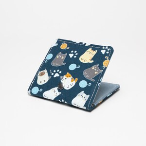 Porta carte di credito in cotone taiwanese fatto a mano, fodera in pelle scamosciata, doppi scomparti, chiusura a scatto di sicurezza. Personalizza il tuo stile con eleganza senza tempo