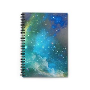 Op de afbeelding: Een spiraalgebonden notitieboek met een galaxy-thema op de omslag. De omslag heeft een blauwe, groene en gele nevel met witte sterren.