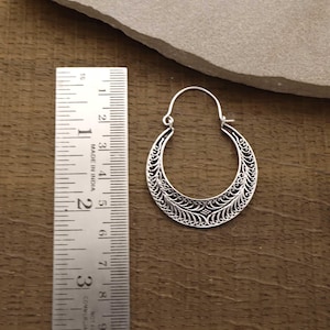 Boho Creolen, versilbert Tribal Creolen, ethnischer Festival Schmuck, handgemachte verziehrte Ohrringe, Mond Creolen