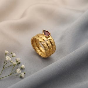 Goldener Schlangenring, Granat-Tropfen-Schlangenring, Schlangenring, Gothic Statement Ring, Boho Goldring, Dezember Geburtsstein Geschenk für Mama.