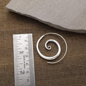 Pendientes chapados en plata con espirales atrevidos