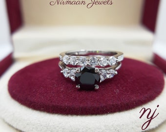 Conjunto de anillo de compromiso de zafiro negro con circonitas cúbicas y alianza de boda de plata de ley.