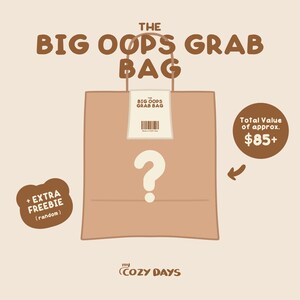 Puede incluir: Una bolsa de papel marrón con una etiqueta blanca que dice "The Big Oops Grab Bag". La bolsa tiene un signo de interrogación y una flecha que apunta hacia la derecha. El texto "Valor total de aprox. 85 €+" está en un círculo a la derecha de la bolsa. El texto "+ Extra Freebie (random)" está en una nube a la izquierda de la bolsa. El texto "my Cozy Days" está en la parte inferior de la imagen.