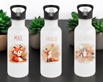 Puede incluir: Botellas de agua blancas con tapas negras, cada una con una ilustración de animal del bosque y un nombre. Una botella tiene un zorro con el nombre "MAËL", otra tiene un zorro con el nombre "HUGO", y la tercera tiene animales del bosque con el nombre "LEANDRO".