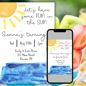 K&ouml;nnte beinhalten: Eine Geburtstagseinladung mit einer Aquarellsonne und blauen Akzenten. Die Einladung lautet "Let's have some FUN in the SUN" und enth&auml;lt Party-Details. Ein Smartphone zeigt die Einladung an. Erfrischungen sind im Hintergrund.