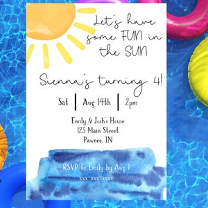 K&ouml;nnte beinhalten: Eine wei&szlig;e Einladung mit dem Text "Let's have some FUN in the SUN" und "Sienna's turning 4!" ist von bunten aufblasbaren Ringen in einem Pool umgeben. Die Einladung enth&auml;lt Datum, Uhrzeit und Ort.