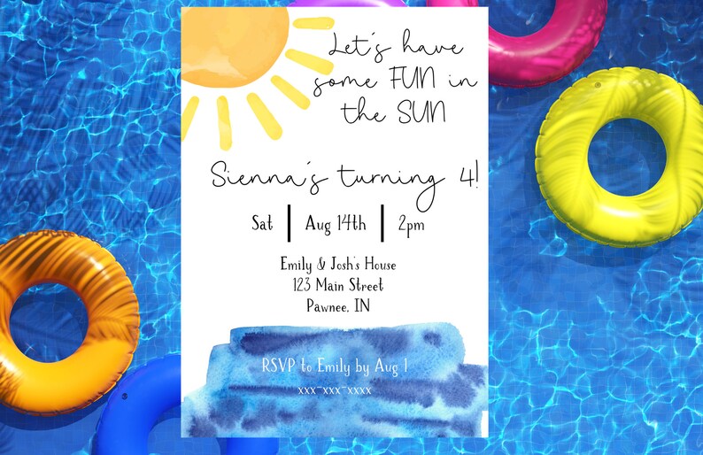 K&ouml;nnte beinhalten: Eine wei&szlig;e Einladung mit dem Text "Let's have some FUN in the SUN" und "Sienna's turning 4!" ist von bunten aufblasbaren Ringen in einem Pool umgeben. Die Einladung enth&auml;lt Datum, Uhrzeit und Ort.