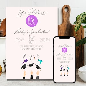 Op de afbeelding: Een roze en witte afstudeeruitnodiging met een paarse cirkel met een schaar en een kam. De tekst luidt "Let's Celebrate! Ashley's Graduation! Friday, May 26th, 2:00 PM, 237 Center Street, Los Gatos, RSVP Emily 408-7022-7166".