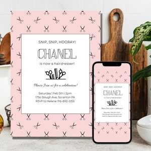 Pode incluir: Convite rosa com um padrão de tesoura preto e branco. O convite diz "SNIP, SNIP, HOORAY! CHANEL is now a hairdresser!" e inclui detalhes para uma celebração.