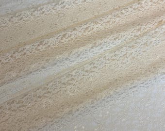 Tela de encaje floral de 91 x 112 cm, color almendra cremoso.