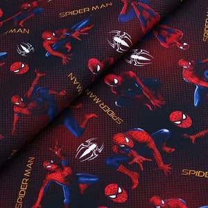 Könnte beinhalten: Roter und blauer Spider-Man-Stoff mit schwarzem Hintergrund. Der Stoff zeigt ein sich wiederholendes Muster von Spider-Man-Charakteren und den Worten "Spider-Man".
