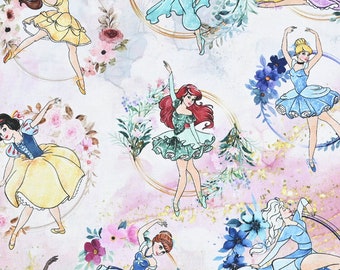 Può includere: Uno sfondo bianco con un effetto acquerello presenta un motivo di varie principesse Disney in pose da ballerina. Ogni principessa è circondata da disegni floreali e anelli dorati. Le principesse includono Cenerentola, Biancaneve, Ariel, Jasmine, Belle ed Elsa.