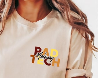 パーソナライズされた RAD Tech ポケットプリントシャツ カスタム名 RAD Tech ギフト、放射線技師学生卒業ギフト、放射線技師